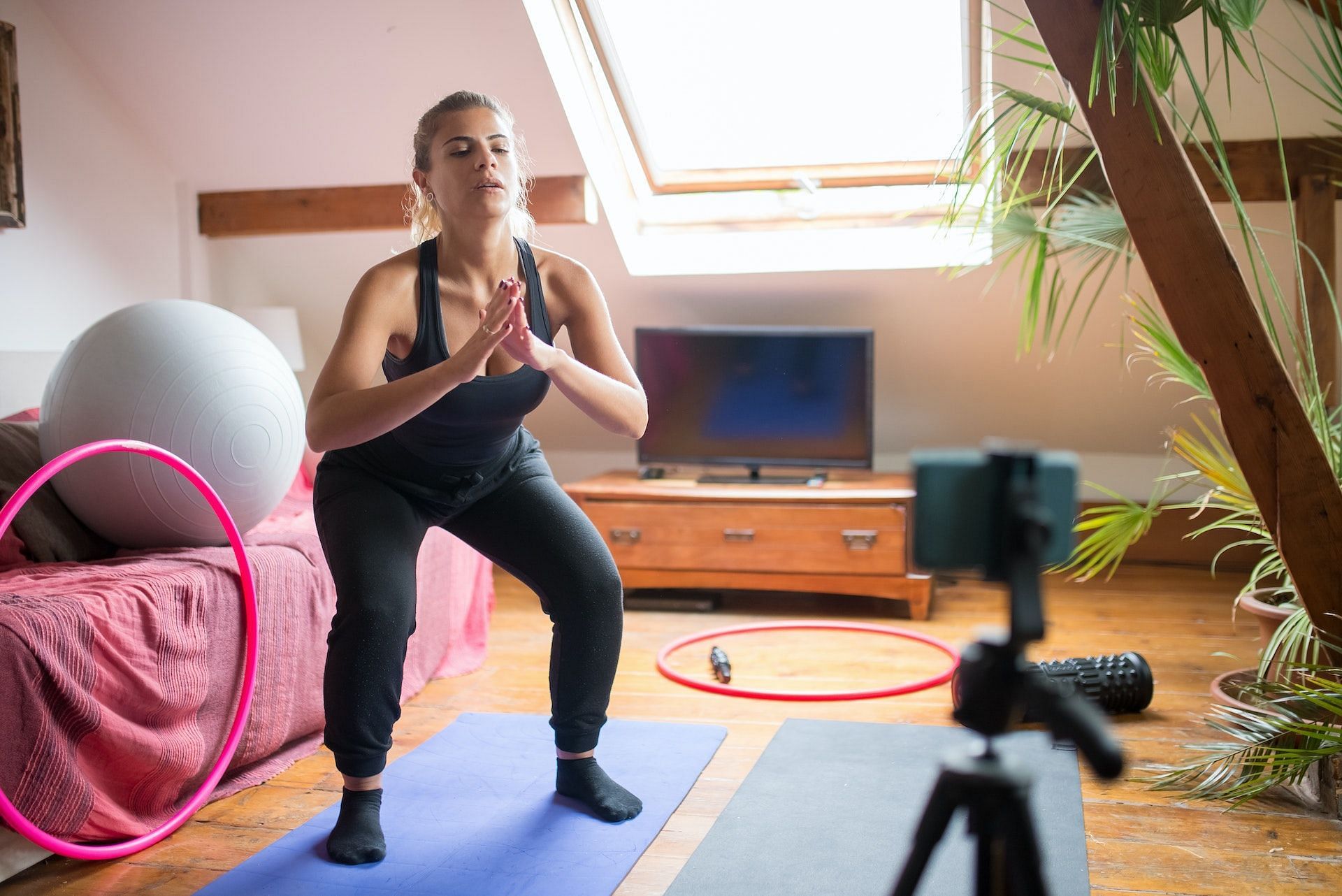 Squat jumps help burn a lot of calories. (Photo via Pexels/Kampus Production)